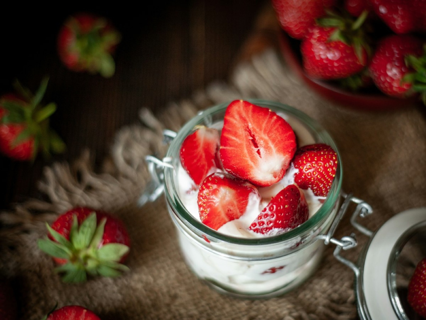 Vaso de fresas con crema